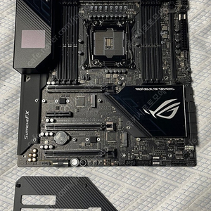 ASUS 아수스 X299 램페이지 앙코르 메인보드 아이보라 팝니다. (ASUS ROG RAMPAGE VI EXTREME ENCORE) 택배비 포함 35만원에 팝니다.