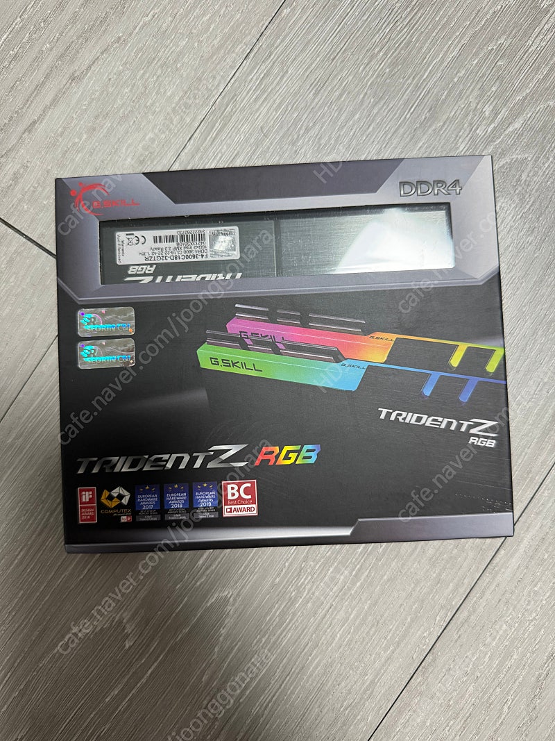 G.SKILL DDR4 32G PC4-28800 CL18 TRIDENT Z RGB 메모리 (16Gx2) 팝니다.