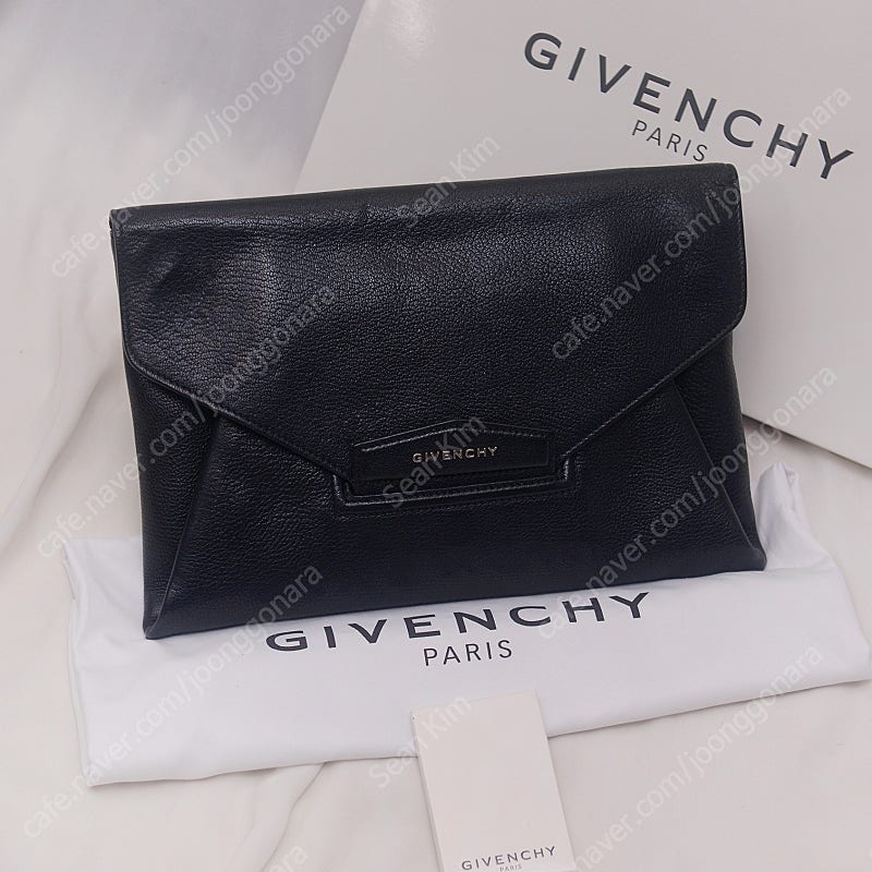 지방시 (GIVENCHY) 안티고나 엔벨로프 블랙 미디움 클러치백