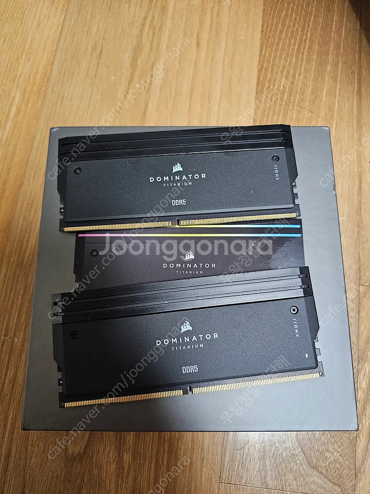 커세어 도미네이터 티타늄 6400 16x2 32GB 팝...--0