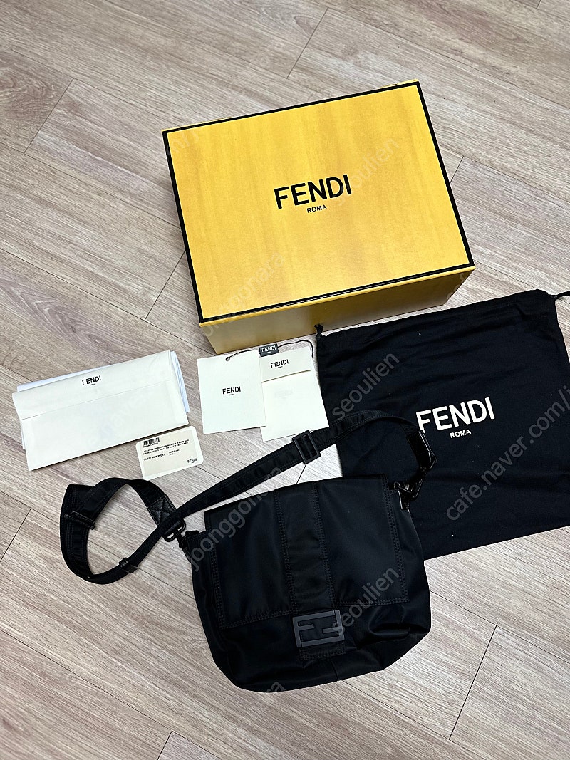 Fendi MEN’s 펜디 바게트 리나일론 크로스백 (블랙)