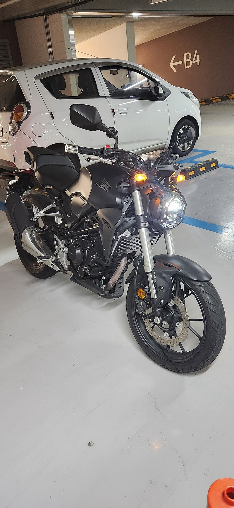 혼다 CB300R 팝니다.