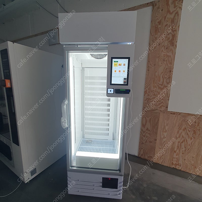 무인 냉장고 키오스크 최신형입니다. 거의 새것