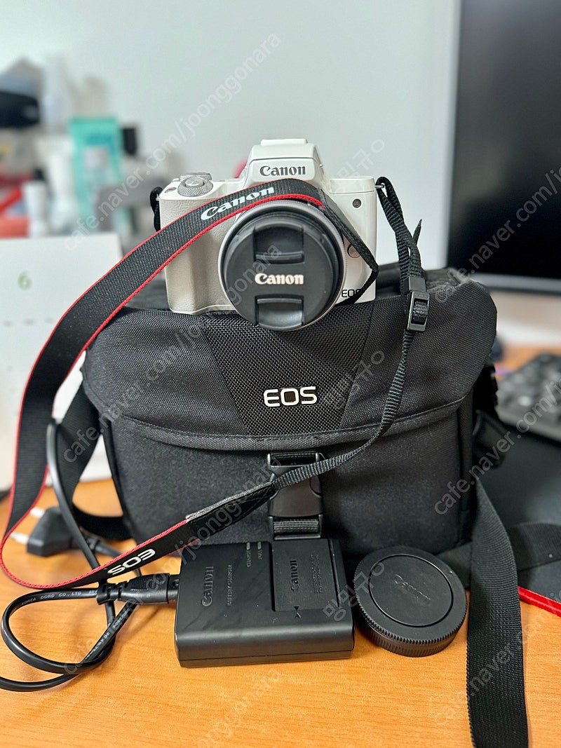 CANON 캐논 EOS M50 (화이트바디) 정품 + 15-45렌즈 포함 +1 6G카드 + 가방 일괄 팝니다. 실사용 거의없는 민트S급