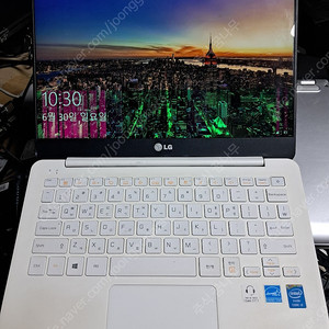 LG그램 노트북 13Z94팝니다 액정밑에부분이약간색이다름