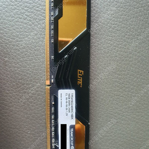 DDR4 2400 16GBx1 데스크탑용 (방열판 있음) 팝니다.