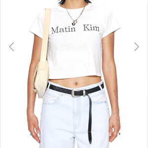 마뗑킴 LOGO CROP TOP IN WHITE