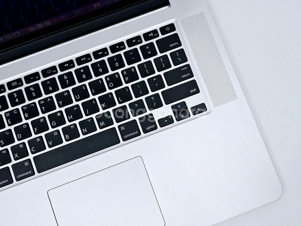 2015 맥북프로 15인치 256GB i7/16GB 애플로고LED--2