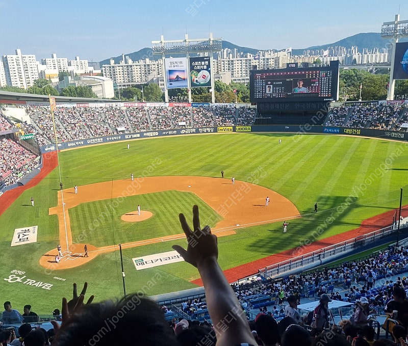 [잠실야구장]LG트윈스vs기아타이거즈 7월 9일 화요일 잠실야구장 엘지vs기아 홈팀 엘지트윈스쪽 네이비석 312블럭 통로석 2연석 또는 4연석 양도합니다.