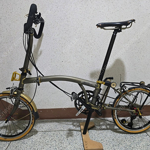 브롬톤(Brompton) 로우라커(Low Lacquer) 다단화 경량화 풀튜닝된것 판매합니다.