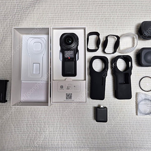 인스타 360 RS ONE 1인치 듀얼카메라 액션캠 악세사리 다수. 케이스 2개 렌즈커버 4개. 배터리 2개