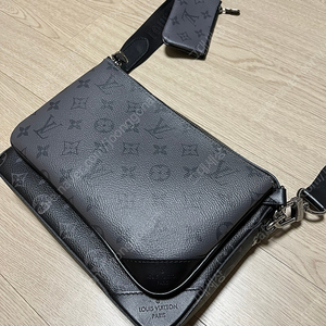 Louis Vuitton(루이비통) M69443 모노그램 이클립스 리버스 캔버스 메신저 트리오