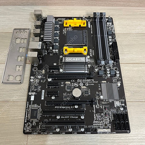 [개인] GIGABYTE GA-970A-DS3P (백패널 포함) (편의점 반값 택배 포함) 판매합니다.