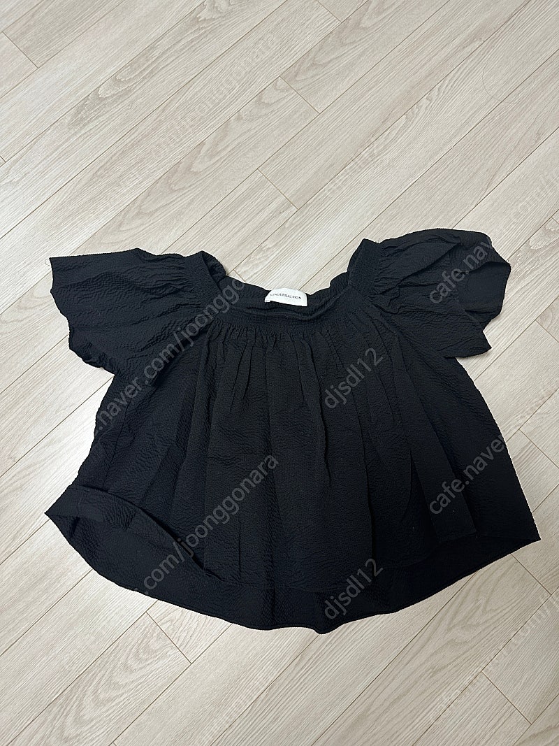 킨더살몬 SS21 Wavy Smocked Blouse Black 웨이브 스모크 블라우스 판매