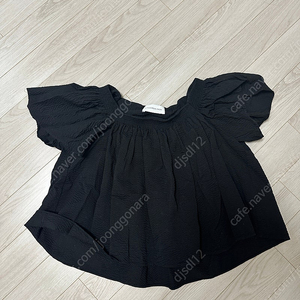 킨더살몬 SS21 Wavy Smocked Blouse Black 웨이브 스모크 블라우스 판매