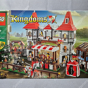 레고 10223 왕국의 결투 미개봉 새제품 판매합니다.
