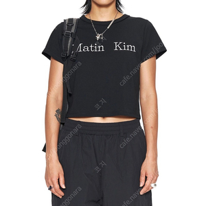 마뗑킴 LOGO CROP TOP IN BLACK