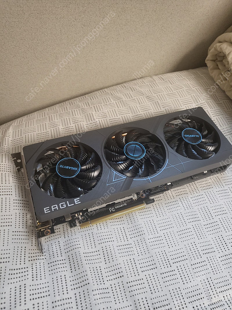 기가바이트 RTX 4060 , 3팬