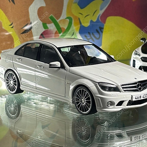 1:18 오토아트 c63amg 화이트 다이캐스트 판매합니다