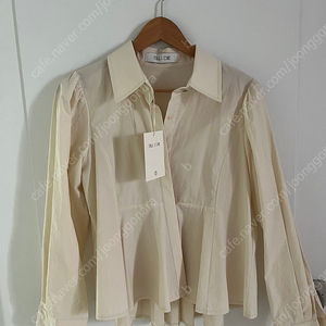 틸아이다이 gold button point flare blouse 크림 (새상품)