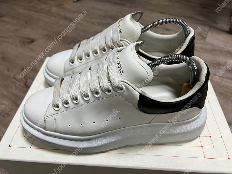 알렉산더 맥퀸 (Alexander McQueen) 오버솔 스니커즈 화이트 블랙 E553680 40사이즈