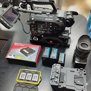 소니 FS7바디와 호환기기(XDCA, XQD3개, 숄더리그, 플레이트) 판매합니다.