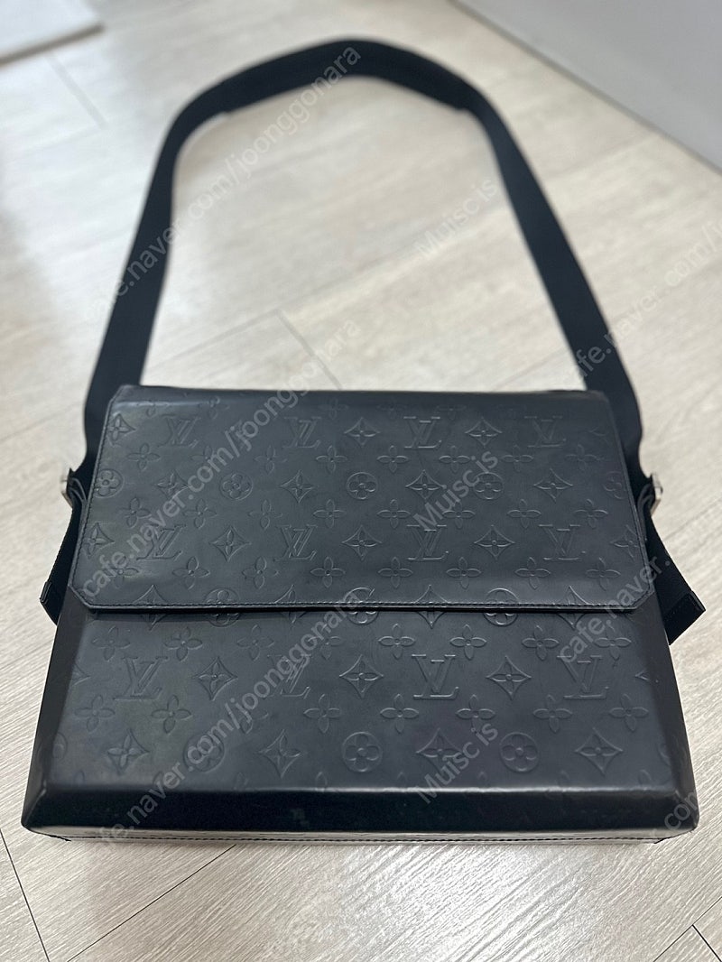 정품 Louis Vuitton 루이비통 폰지 크로스백 (희귀, 간지) ===77만 ======>57만 다운