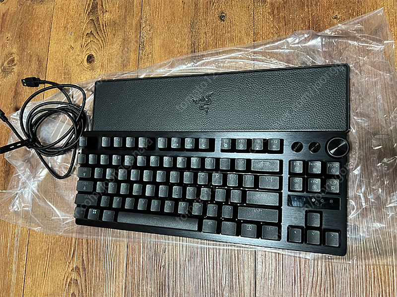 레이저 헌츠맨 v3 pro tkl 영문판 키보드 팝니다.