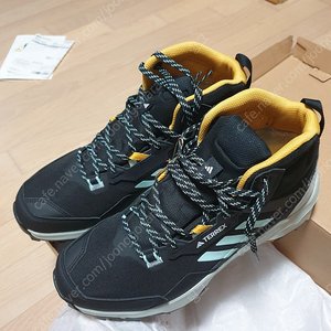 아디다스 테렉스 고어텍스 Terrex AX4 Mid GORE-TEX Hiking Shoes 판매합니다