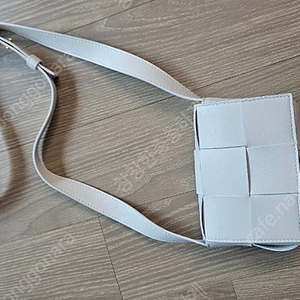 보테가 베네타 미니 레더 카세트백 화이트 새상품 택있음