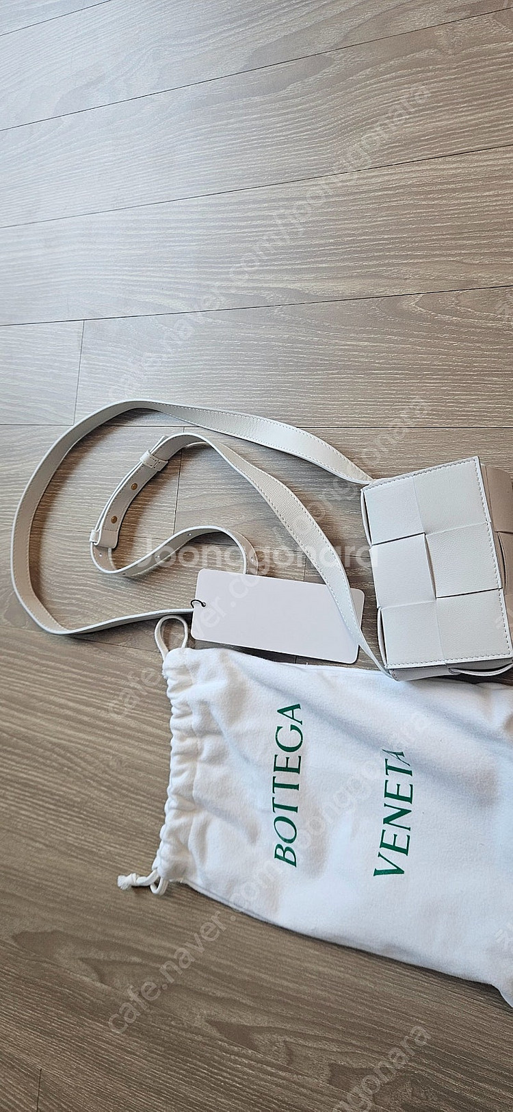 보테가 베네타 미니 레더 카세트백 화이트 새상품 택있음--1