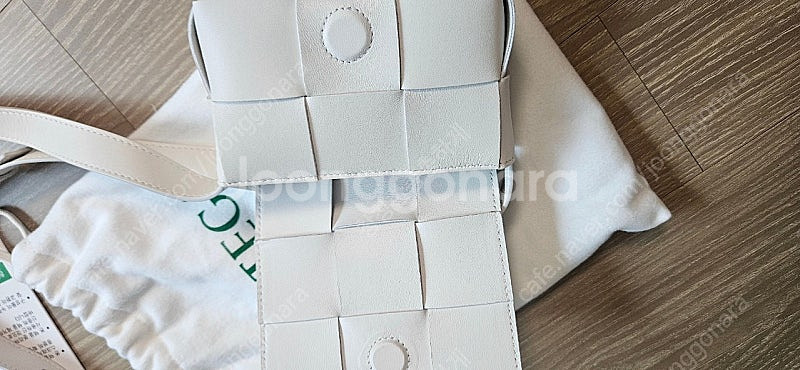 보테가 베네타 미니 레더 카세트백 화이트 새상품 택있음--2