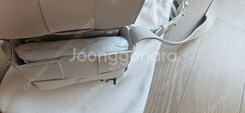 보테가 베네타 미니 레더 카세트백 화이트 새상품 택있음--3