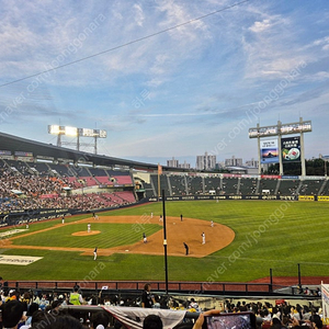 7월10일 수요일 엘지트윈스 vs 기아타이거즈 레드석 118,119블록 2연석 판매합니다.