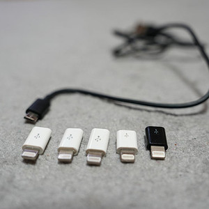 5핀 - 8핀 라이트닝 타입 USB 변환 어댑터 5개와 5핀 케이블 (길이 70cm)를 4천원에 판매