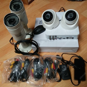 CCTV카메라 4개 와 녹화기 풀셋트(전기만 꼽으면 되요!)