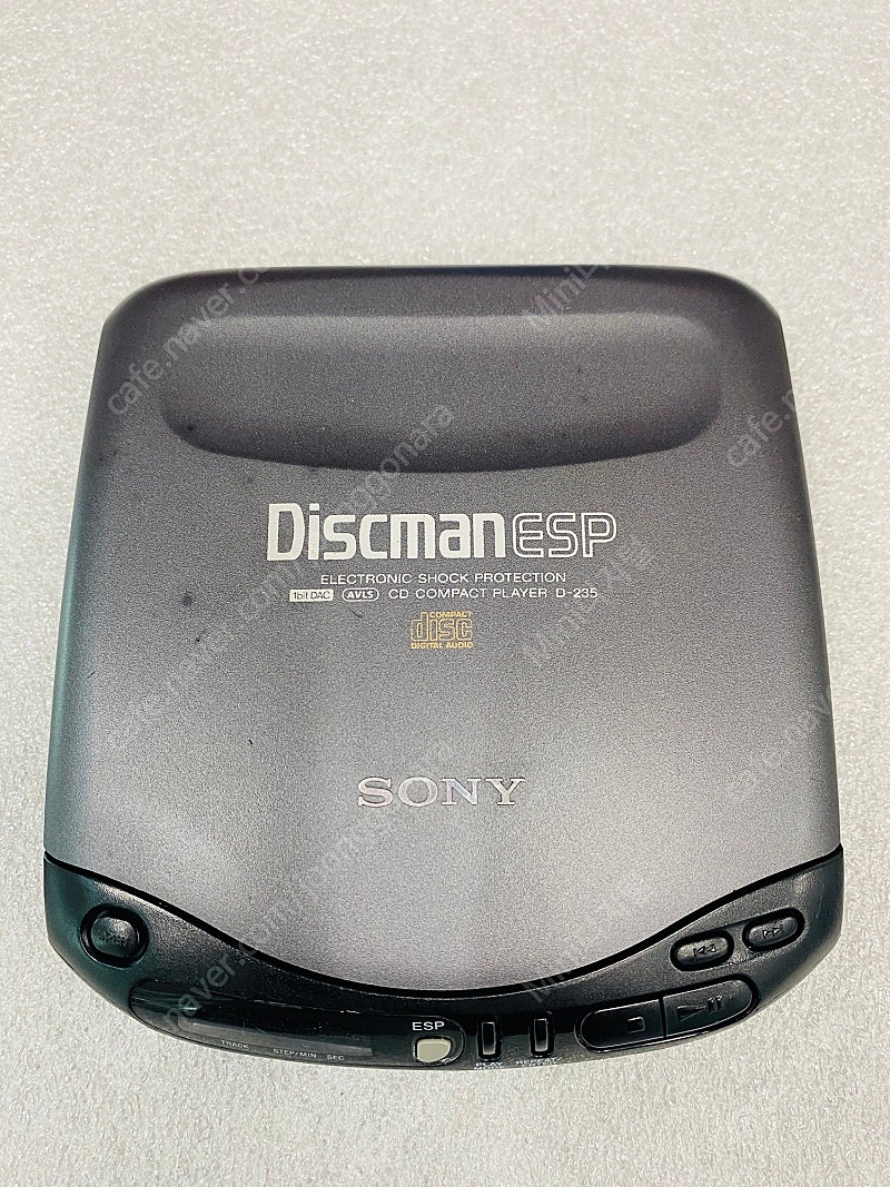 소니 Discman 휴대용 CD 플레이어 D-235  판매합니다.