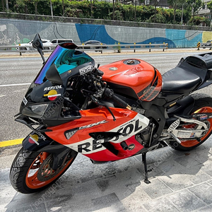 Cbr 1000rr 04년식 판배합니다