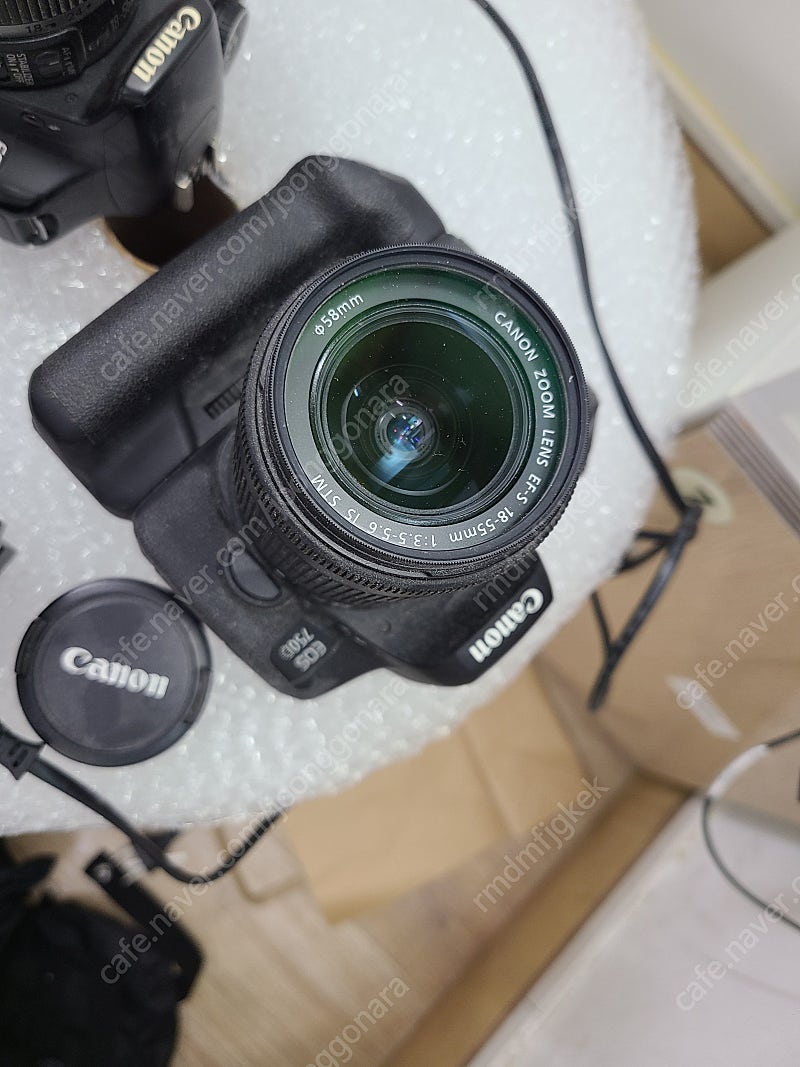 캐논 DSLR 카메라 750D + 18-55번들랜즈 + 수직손잡이 + 배터리2개 + 충전기