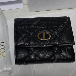 디올지갑 Dior caro hibiscus wallet black supple 블랙컬러 지갑 판매합니다