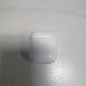 애플 에어팟2 유선 충전 케이스만 팝니다.
