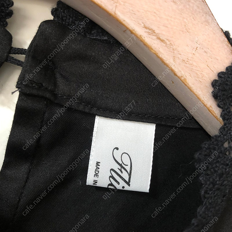 플리카 바스락 셔츠 코튼 벌룬 퍼프 마랑스타일 아일렛 레이스 블라우스 69000원 이미지