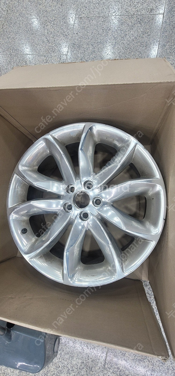 포드 익스플로러 슨정휠 1개 내놔요--0