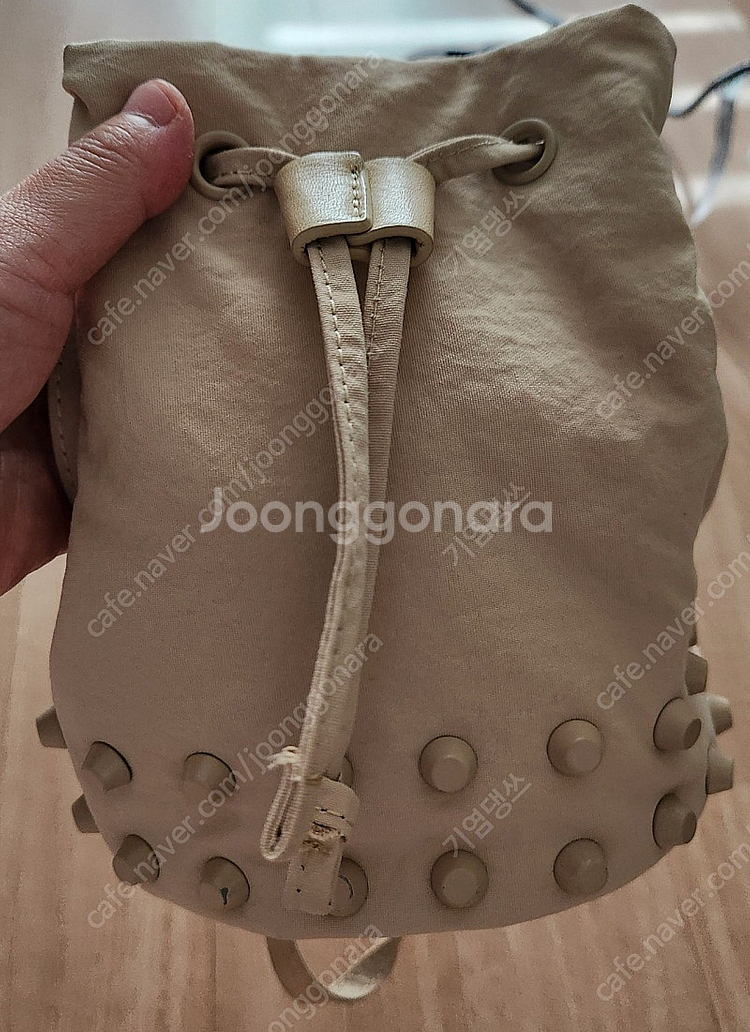 콰니 크림색가방 판매합니다.(택포)--0