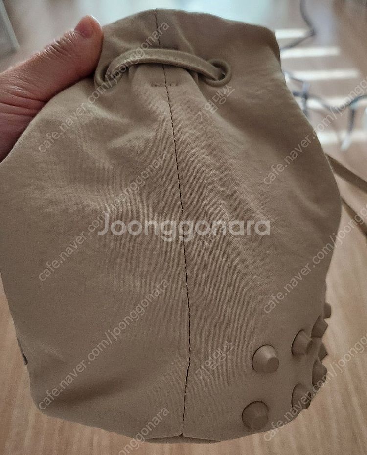 콰니 크림색가방 판매합니다.(택포)--3