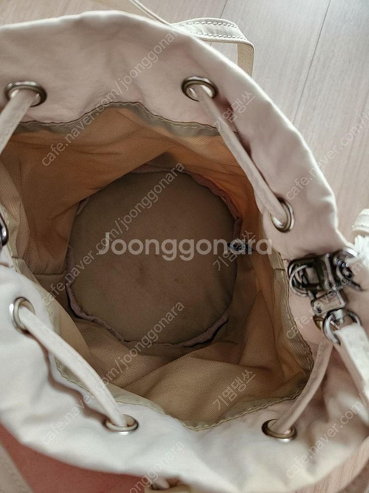 콰니 크림색가방 판매합니다.(택포)--5