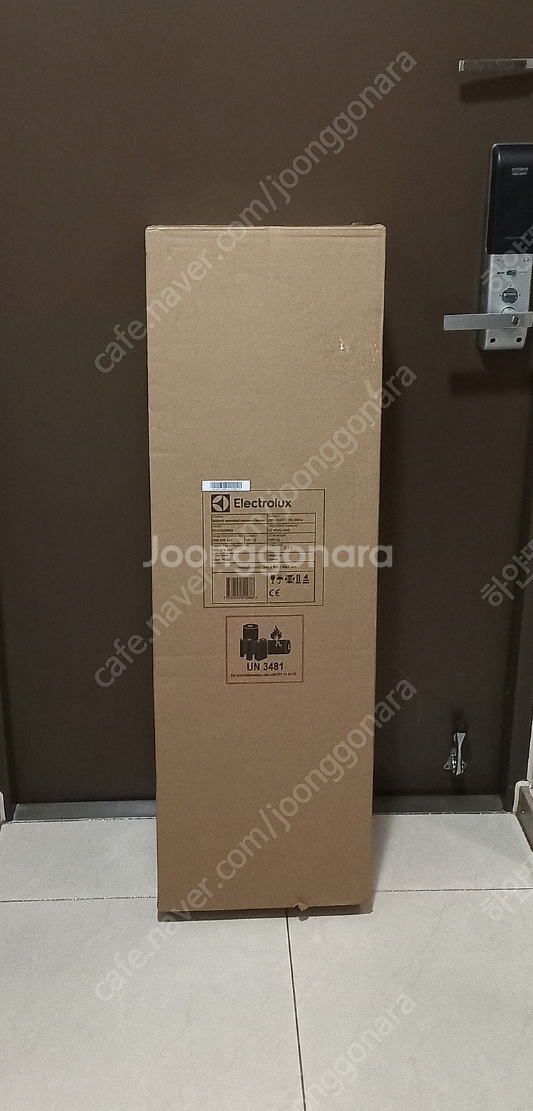 일렉트로룩스 얼티밋홈 700 셀프스탠딩 무선 청소기--0