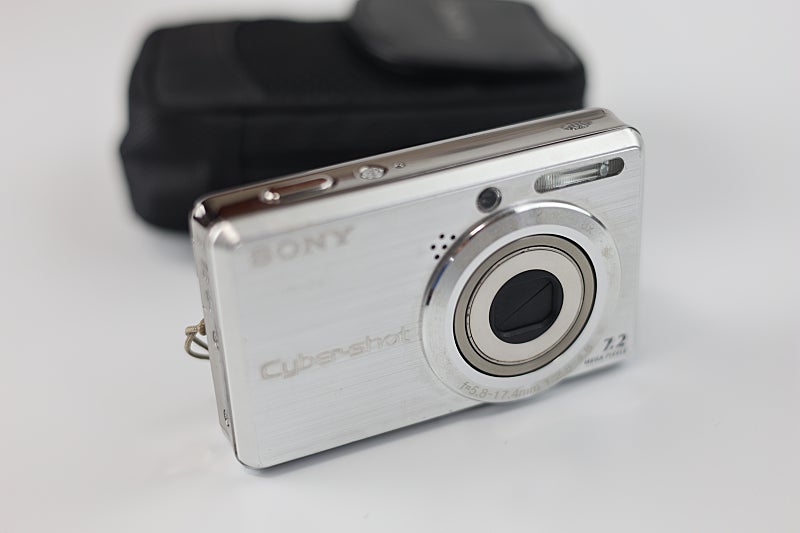 레트로 디카 “SONY 소니 사이버샷 DSC-S750 디지털 카메라” (연결 케이블과 배터리충전 어댑터 포함)