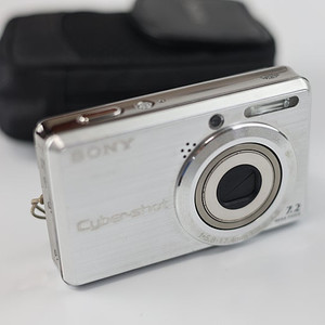 레트로 디카 “SONY 소니 사이버샷 DSC-S750 디지털 카메라” (연결 케이블과 배터리충전 어댑터 포함)