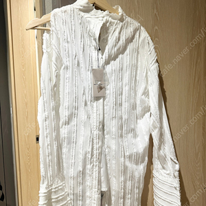 [FRONTROW X MAISONMARAIS] slit shoulder blouse